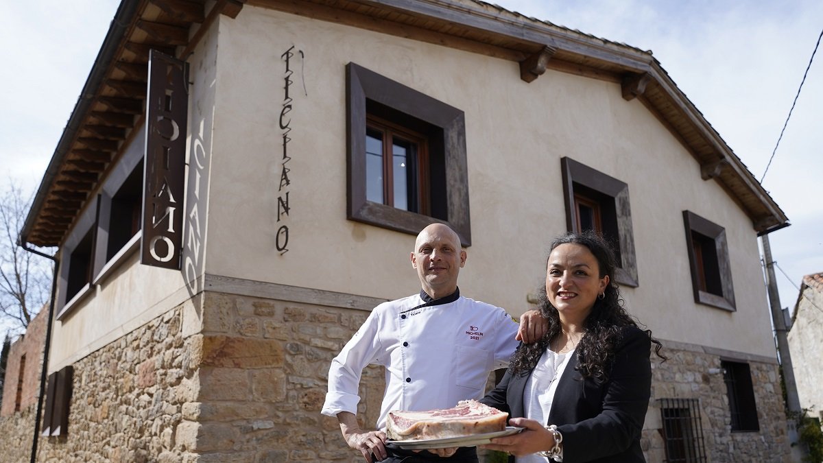 Elena Montiel y José Fossati, frente al restaurante Ticiano, en Villallano.  / E.M.