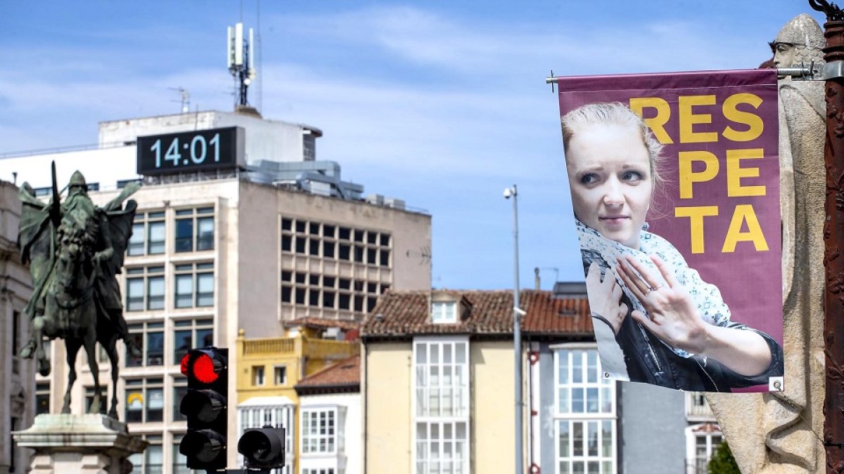 Uno de los carteles de la polémica campaña en Burgos. SANTI OTERO