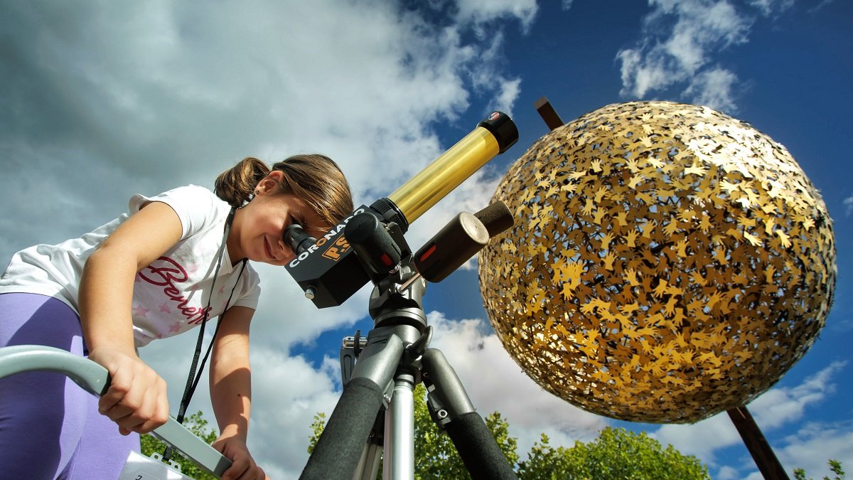 Aficionados a la astronomía participan en una observación social en Ciudad Rodrigo (Salamanca).- ICAL