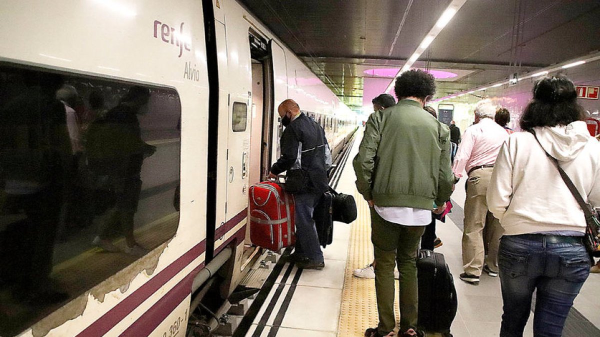Varios viajeros suben a un tren de Alta Velocidad en Castilla y León. ICAL