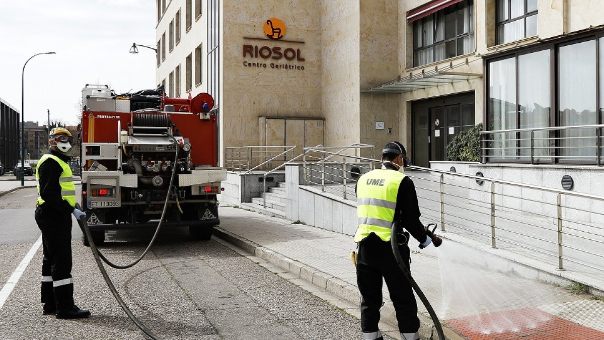 La UME desinfecta la residencia Riosol de Valladolid.- JUAN MIGUEL LOSTAU.