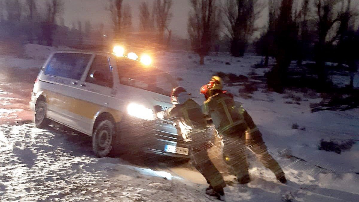 Los bomberos de la Diputación de Valladolid auxilian a una ambulancia que había quedado atrapada. E. M.