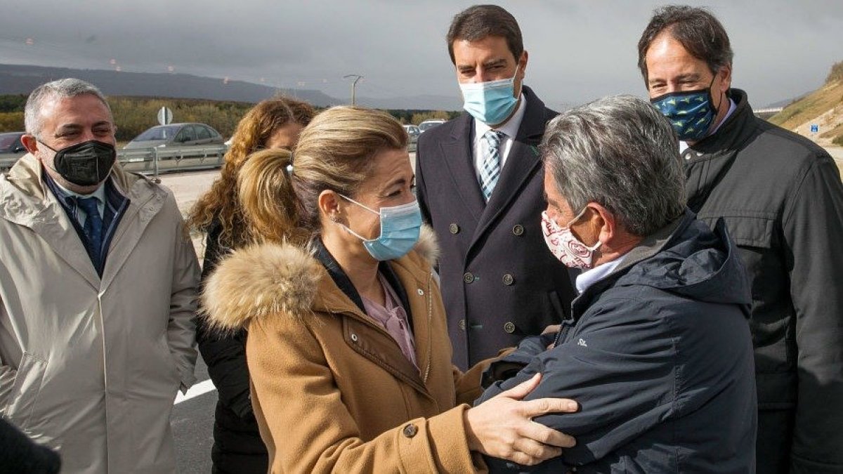El presidente de Cantabria, Miguel Ángel Revilla, saluda a la ministra de Transportes, Raquel Sánchez, en la A-73. TOMÁS ALONSO