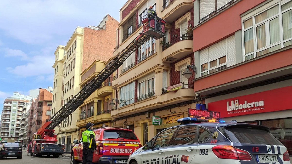 Un hombre resulta herido en la avenida Suero de Quiñones de León tras ser golpeado por el desplome de una cornisa. -ICAL