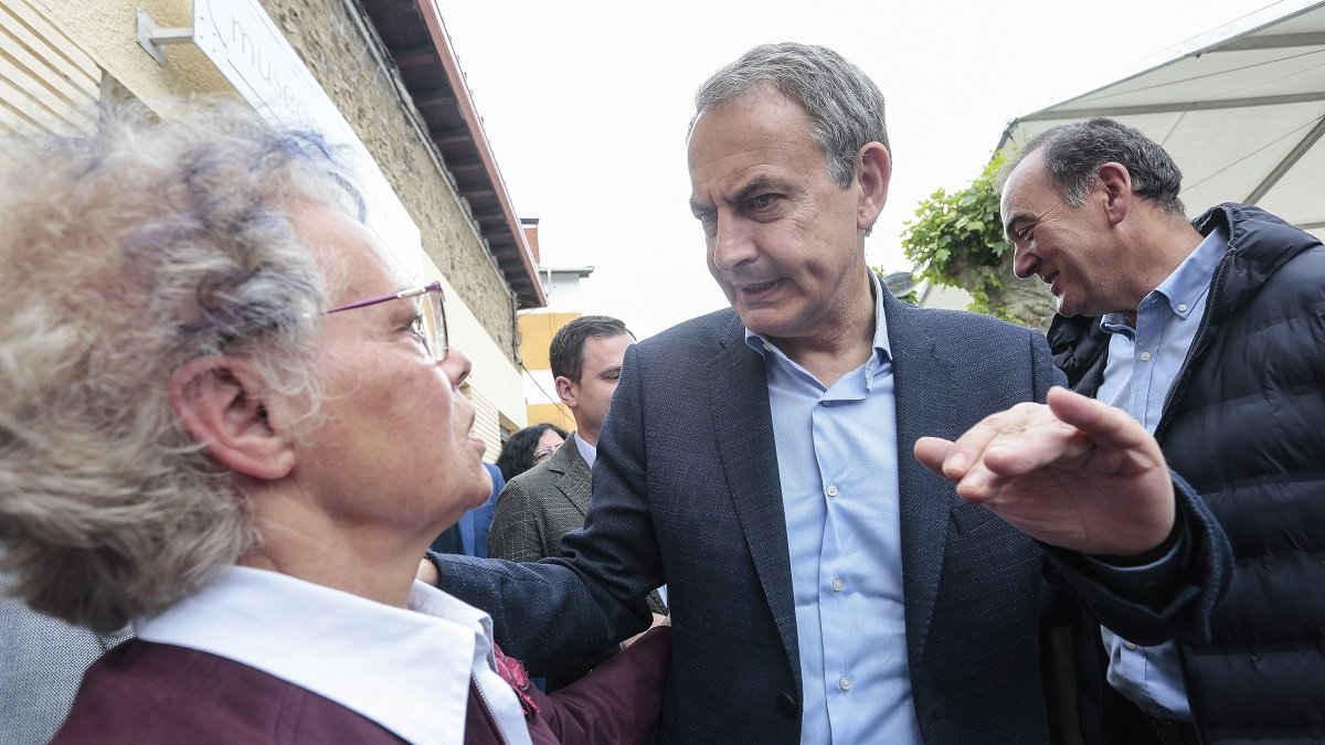 El expresidente del Gobierno José Luis Rodríguez Zapatero visita la localidad leonesa de Cistierna y mantiene un encuentro con la candidatura del PSOE. -ICAL
