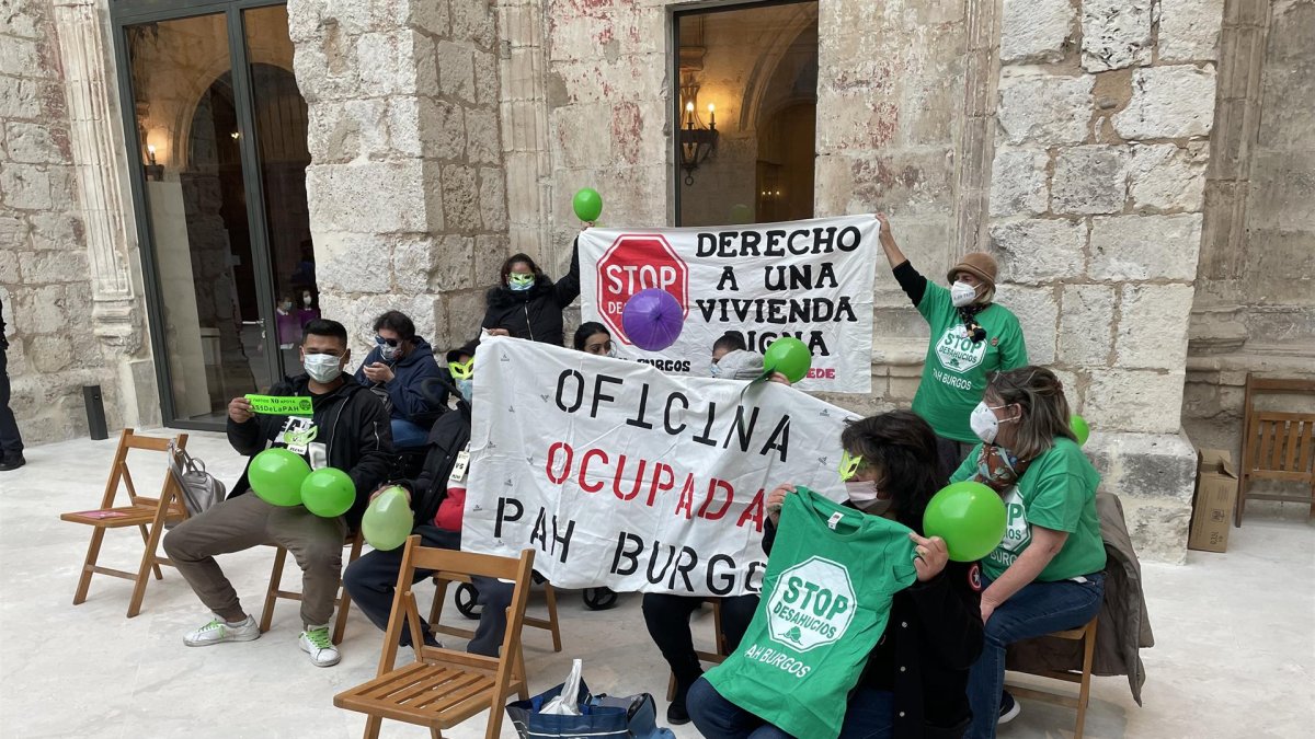 Protesta de la PAH en el pleno del Ayuntamiento de Burgos. / E.PRESS