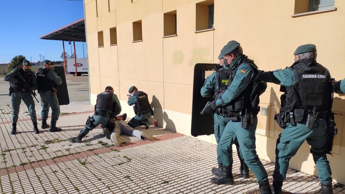 La Guardia Civil de Zamora hace un simulacro de atentado terrorista en la estación de autobuses de Villalpando.- ICAL