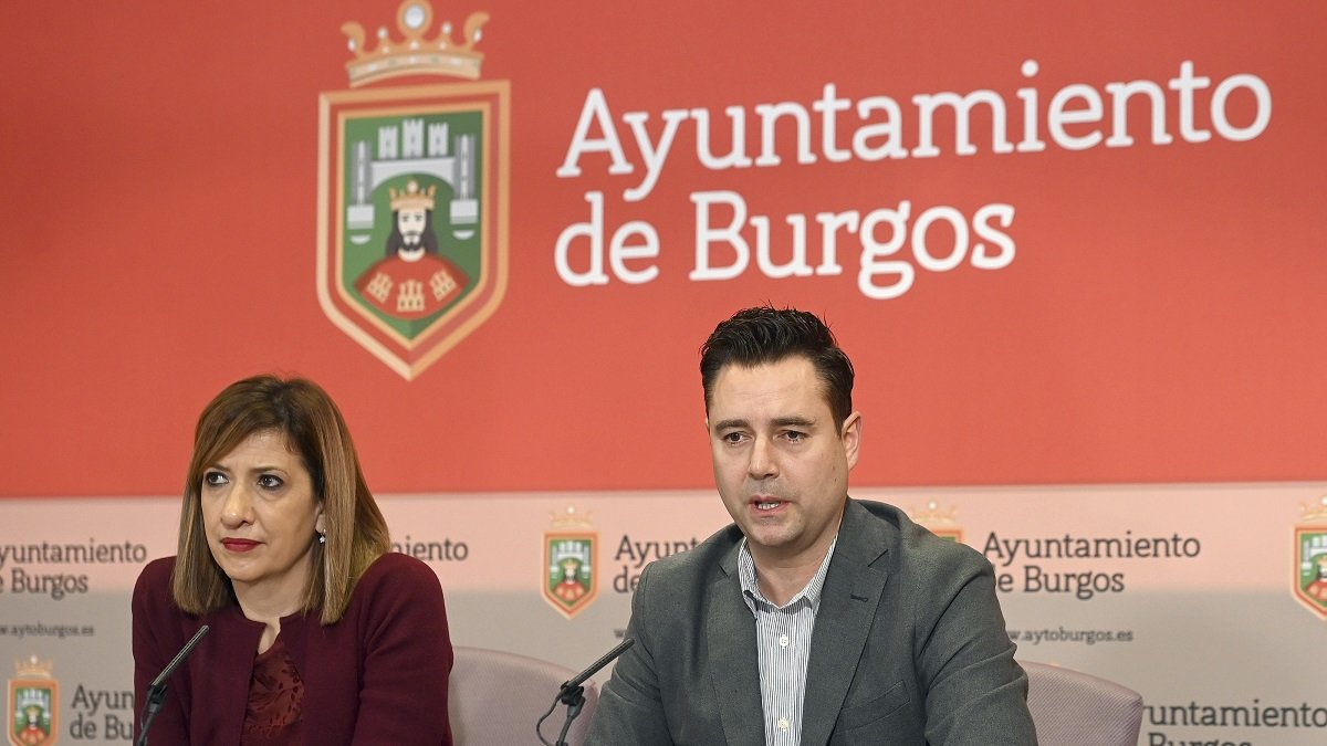 El alcalde de Burgos, Daniel de la Rosa, acompañado por la teniente de alcalde, Nuria Barrio.- ICAL