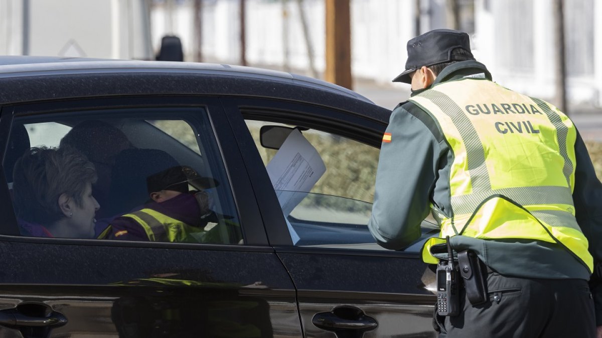 Un agente de la Guardia Civil realiza un control de movilidad durante los meses del confinamiento. - PHOTOGENIC / P. REQUEJO