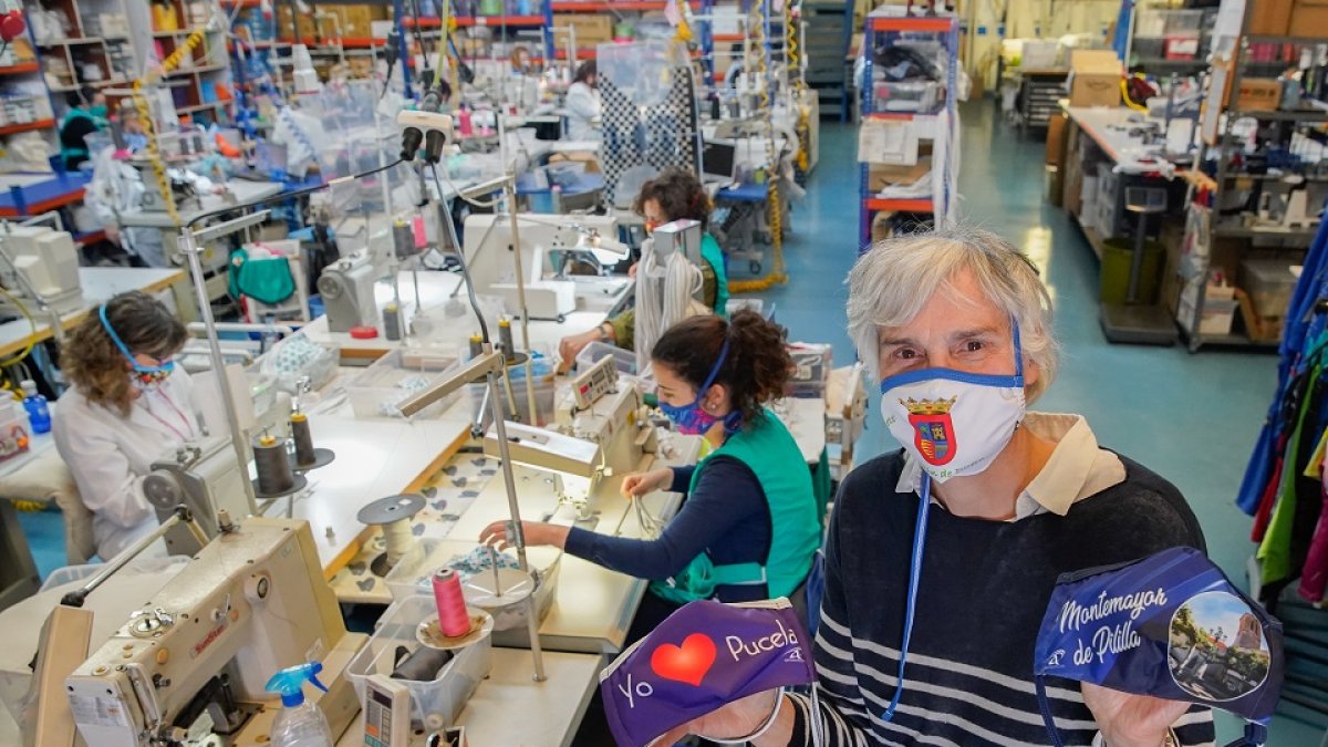 Henar Alonso Pimentel con su taller de La Cistérniga a plena producción fabricando mascarillas de diseños personalizados. J. M. LOSTAU