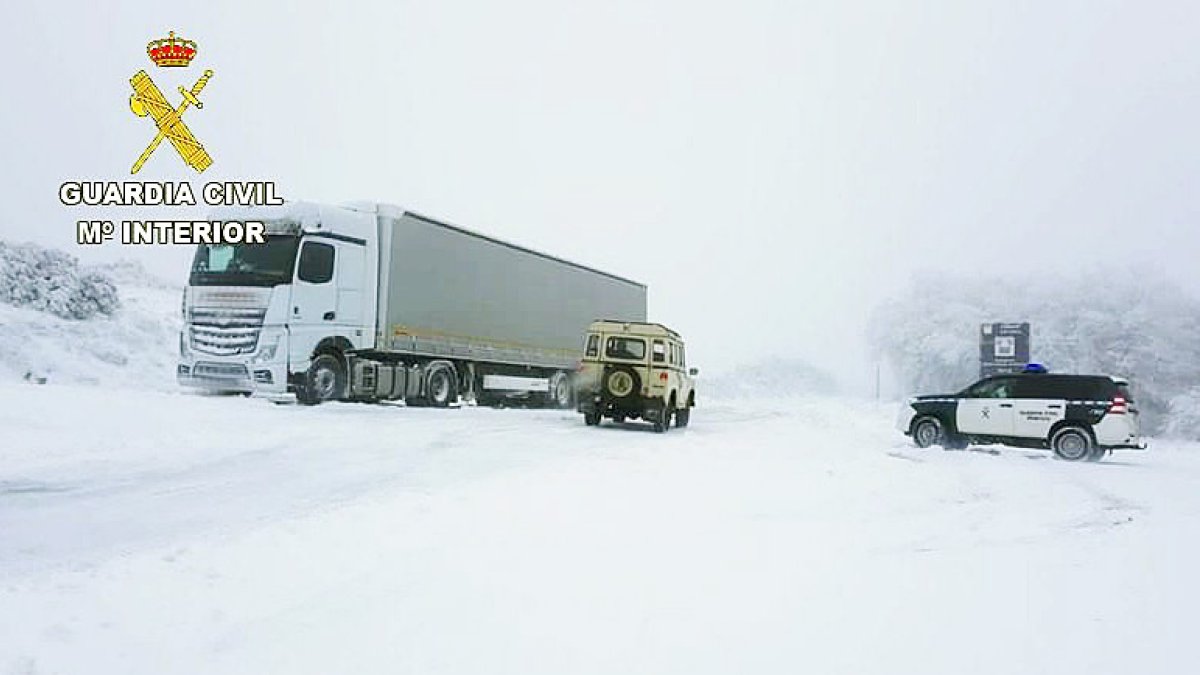 La Guardia Civil auxilia aun camionero polaco atrapado por la nieve en Foncebadón, León. / ICAL.