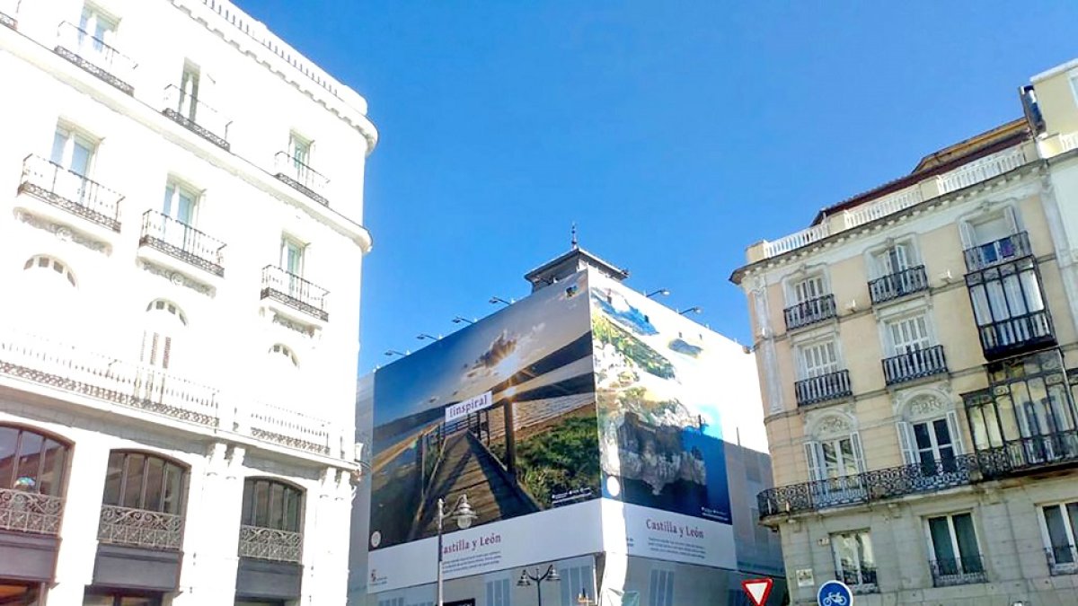 Cartel publicitario instalado en la Puerta del Sol de Madrid en el que la Junta de Castilla y León ha invertido 116.000 euros dentro de la campaña ‘Castilla y León, Inspira’.- E..M