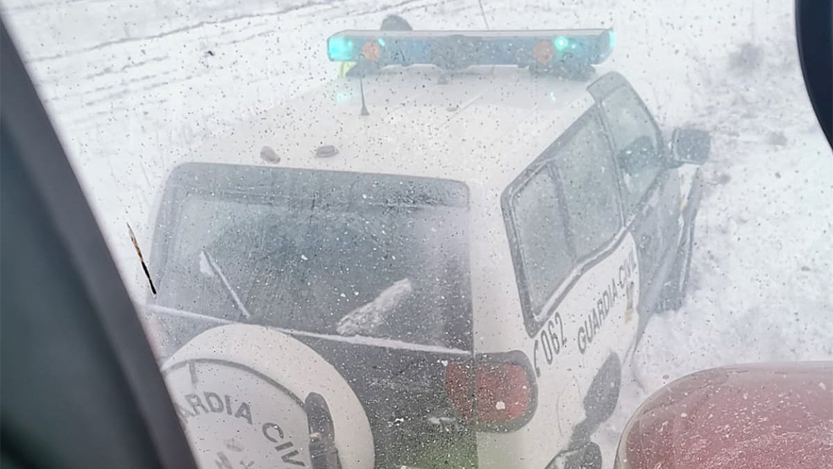 Vehículo atrapado de la Guardia Civil en la localidad soriana de Beratón. E.M.