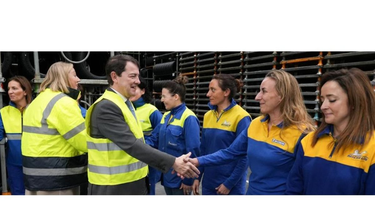 El presidente de la Junta, Alfonso Fernández Mañueco, saluda a las trabajadoras de Michelin durante su visita a la fábrica.- J. M. LOSTAU