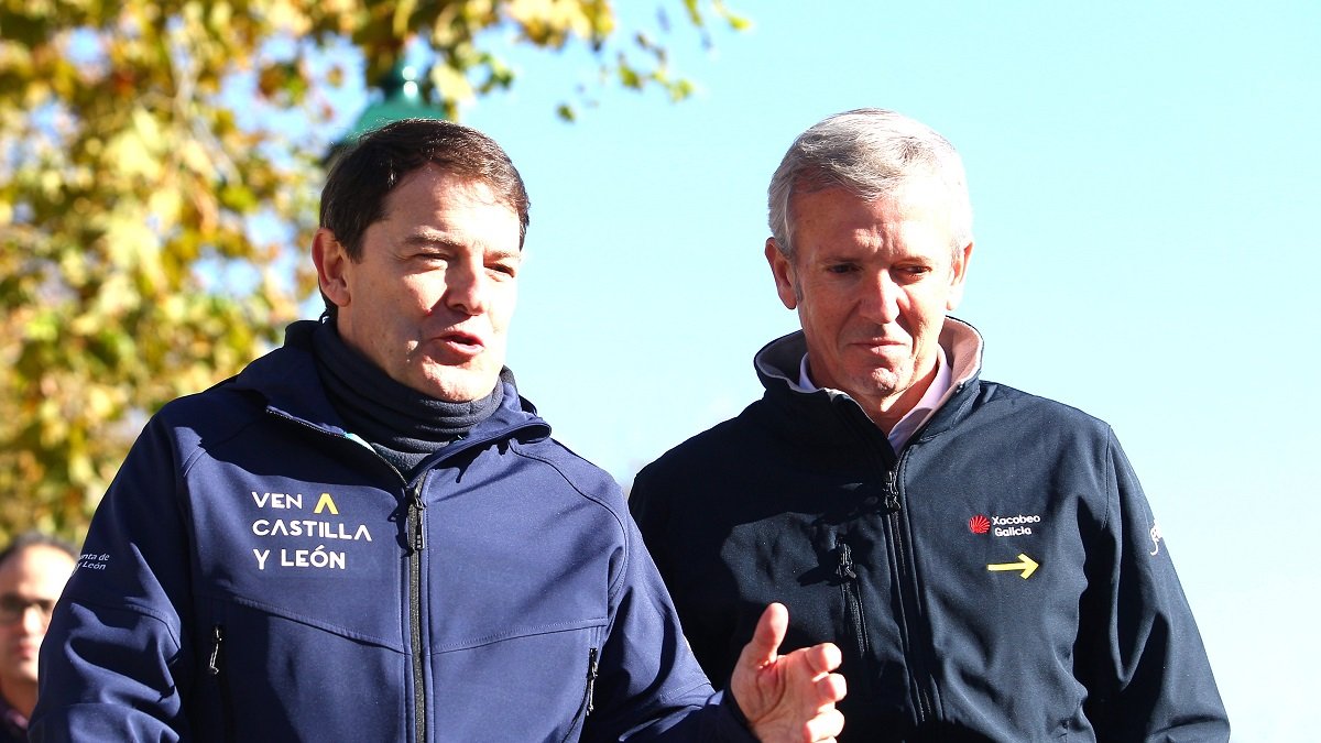El presidente de la Junta de Castilla y León, Alfonso Fernández Mañueco, junto al presidente de la Xunta de Galicia, Alfonso Rueda.- ICAL