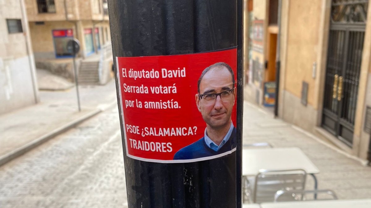 Pegatina contra el PSOE colocada frente a la sede de Salamanca.- TWITTER @DVSERRADA