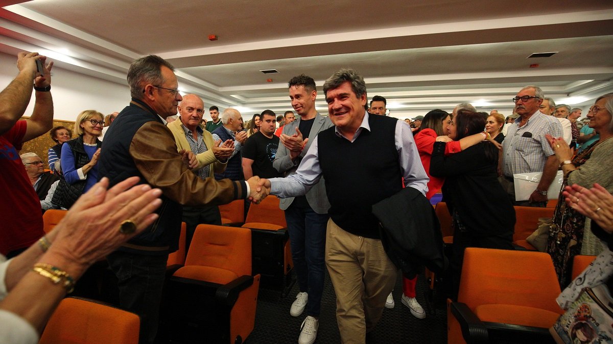 El ministro de Inclusión, Seguridad Social y Migraciones, José Luis Escrivá, participa en un acto electoral del PSOE en Villablino (León).- ICAL