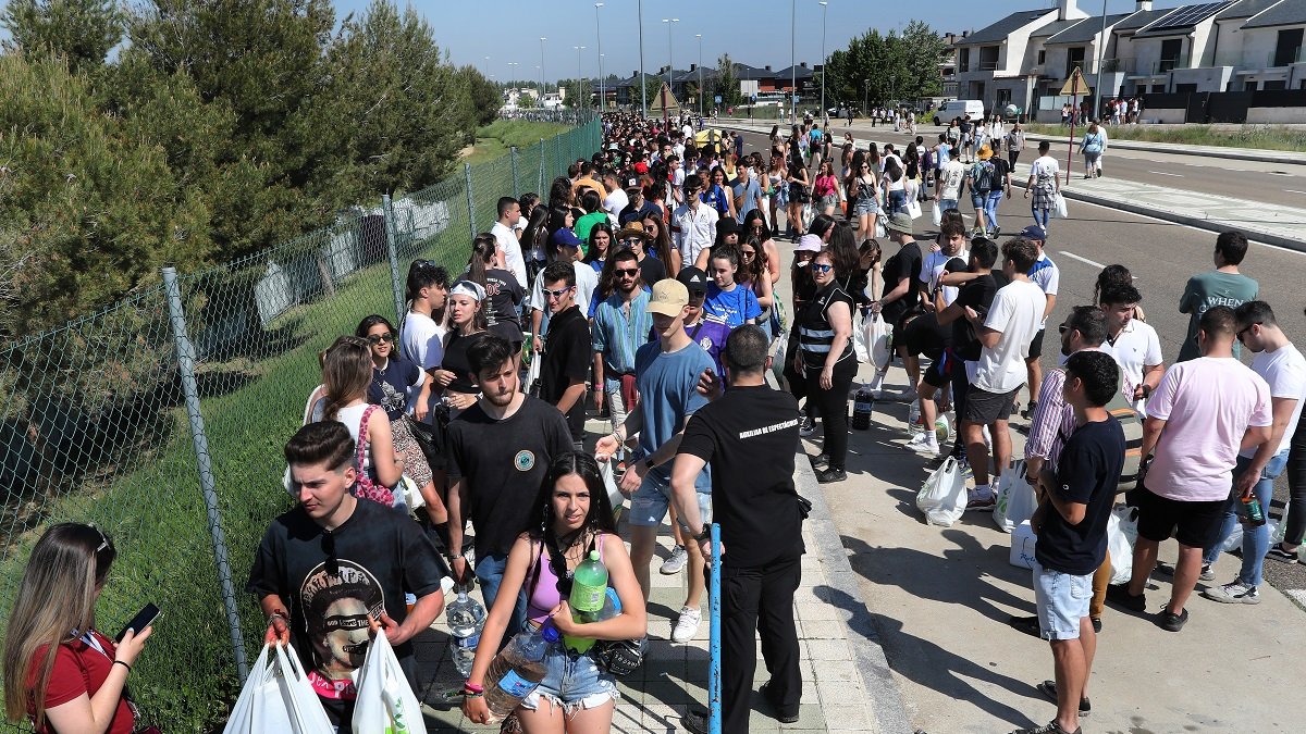 Miles de jóvenes de toda la Comunidad y algunos llegados de otras autonomías en la macrofiesta universitaria de la ITA, que se celebra en el Parque Ribera Sur de Palencia.- ICAL