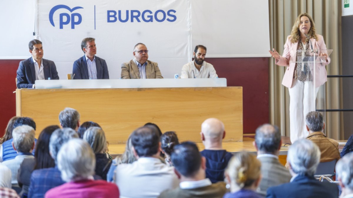 Cristina Ayala interviene en la reunión de la junta directiva del PP de Burgos.- SANTI OTERO