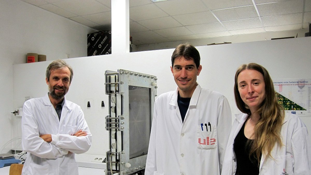 Adrián Escapa, Raúl Mateos e Isabel San Martín en uno de los laboratorios del Instituto de Recursos Naturales. - EL MUNDO
