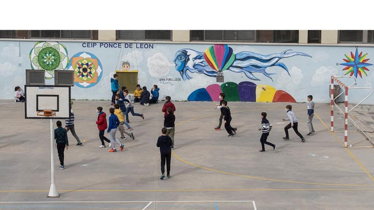 Escolares juegan en el patio del colegio vallisoletano Ponce de León.- PABLO REQUEJO / PHOTOGENIC