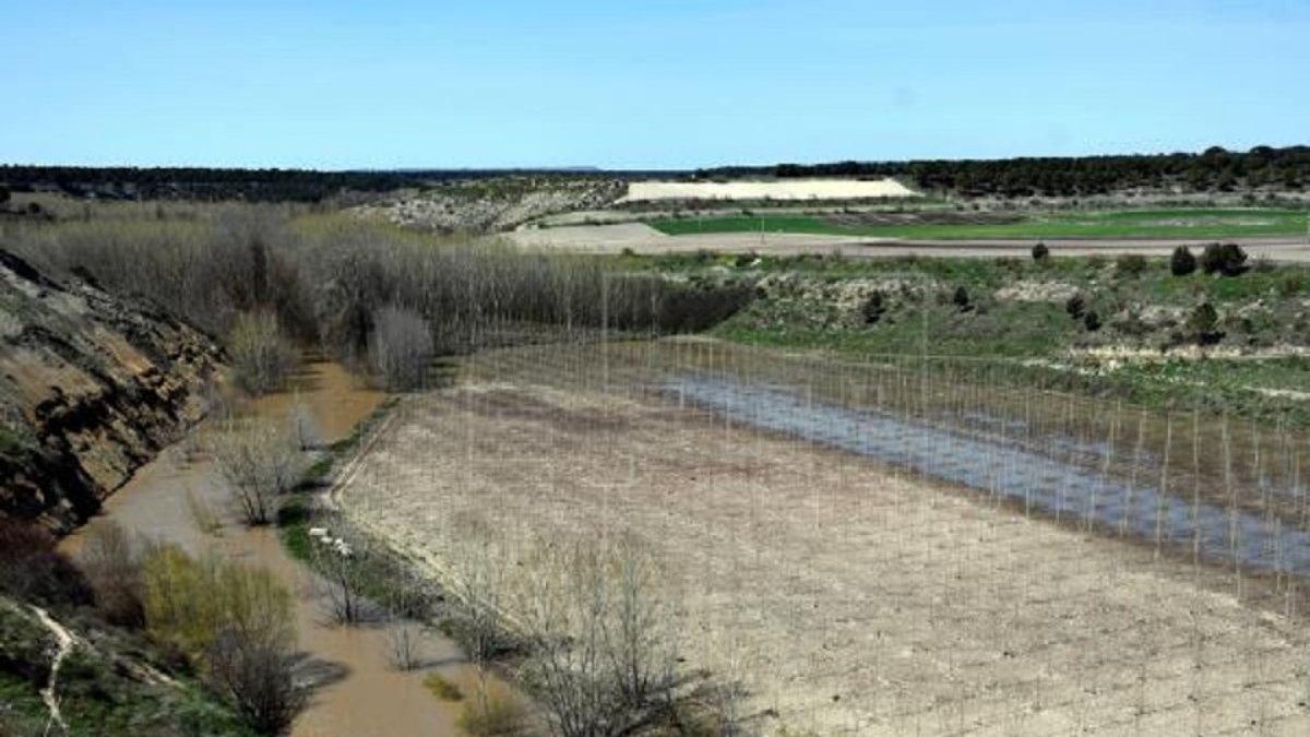 Foto de archivo del río Eresma a su paso por Coca, en Segovia. E.M