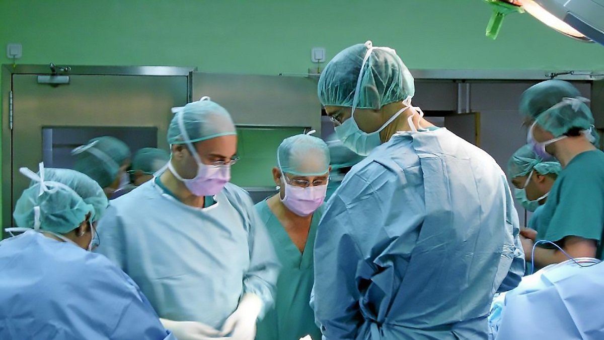 Un equipo de cirujanos en la sala de operaciones. EL MUNDO