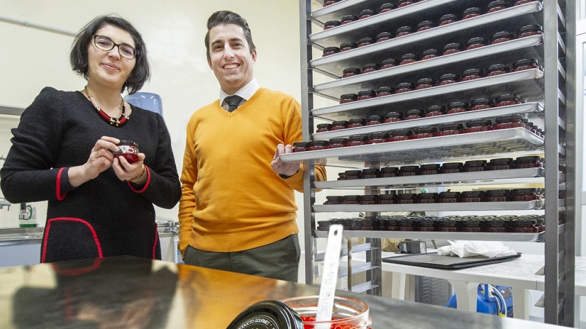 Patricia Calvo y César Battaner han ideado un nuevo producto, que ha sido premiado por la industria alimentaria. / ISRAEL L. MURILLO.