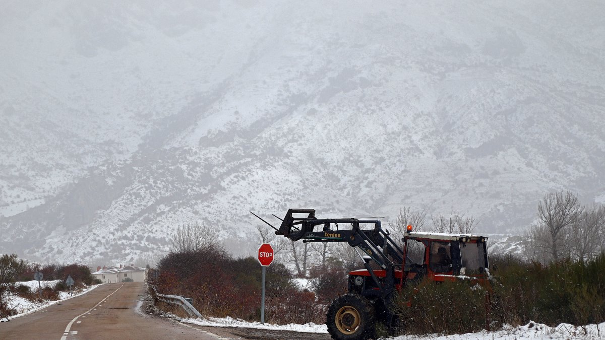 La nieve complica ya el tráfico por las carreteras de Casilla y León. ICAL.