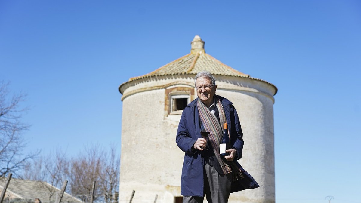Rafel Moneo, con una botella de Palomar de la Reina frente al palomar de La Mejorada.  / La Posada