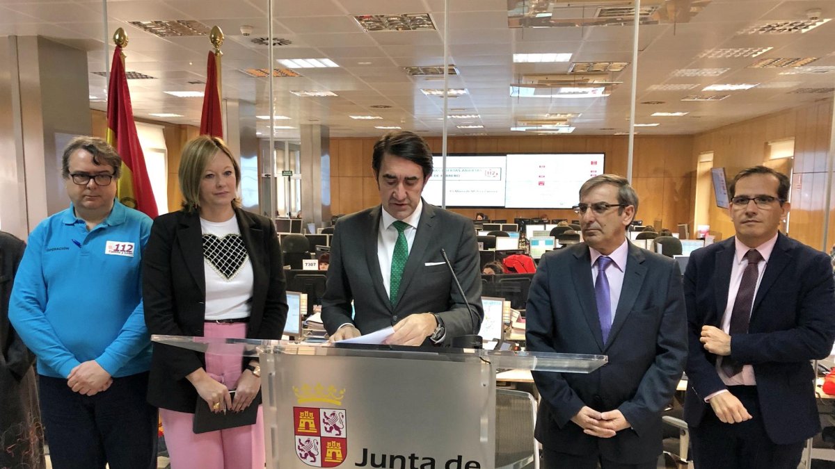 En el centro, el consejero de Fomento y Medio Ambiente, Juan Carlos Suárez-Quiñones, presenta el balance de actuaciones del Servicio de Emergencias 112 de Castilla y León. - EUROPA PRESS