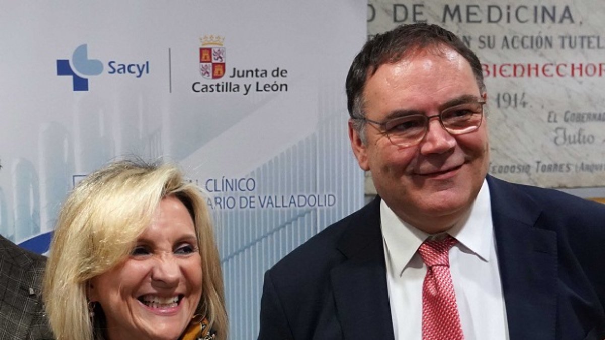 La consejera de Sanidad, Verónica Casado, y el ex gerente del hospital de Medina, José Manuel Vicente. | ICAL