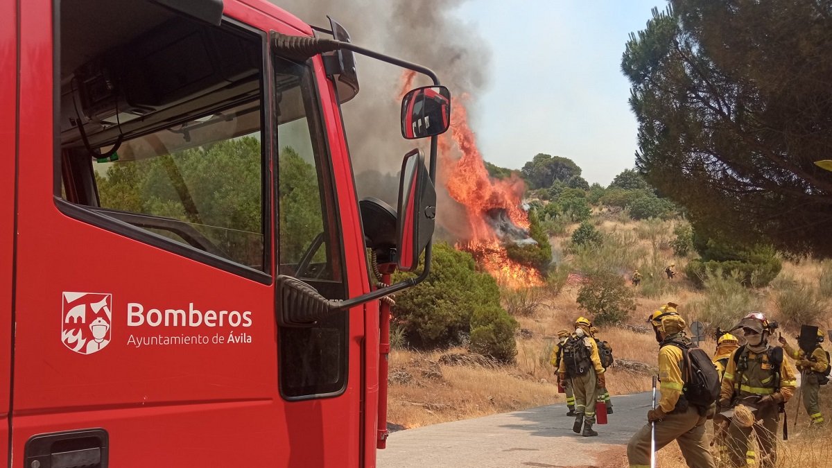 Extinción del fuego en Hoyo de Pinares (Ávila).- E. M.
