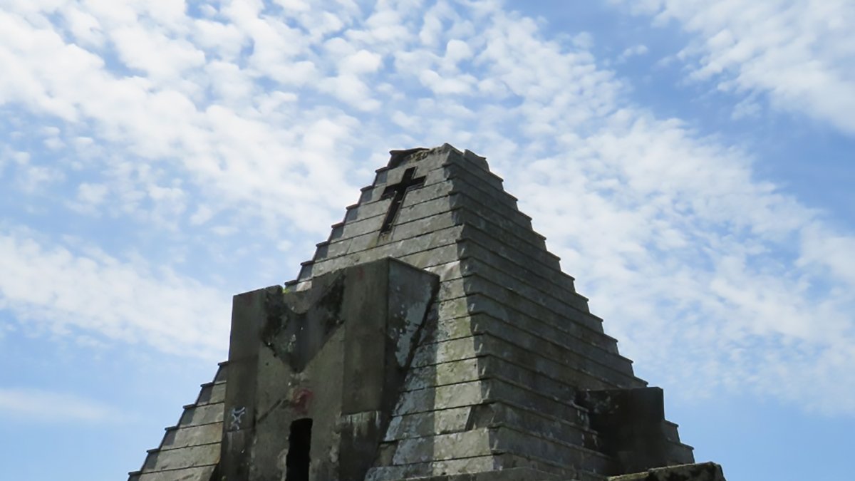 La pirámide de los italianos, en lo más alto del puerto del Escudo, en el municipio burgalés de Valle de Valdebezana. FOTOS: DARÍO GONZALO