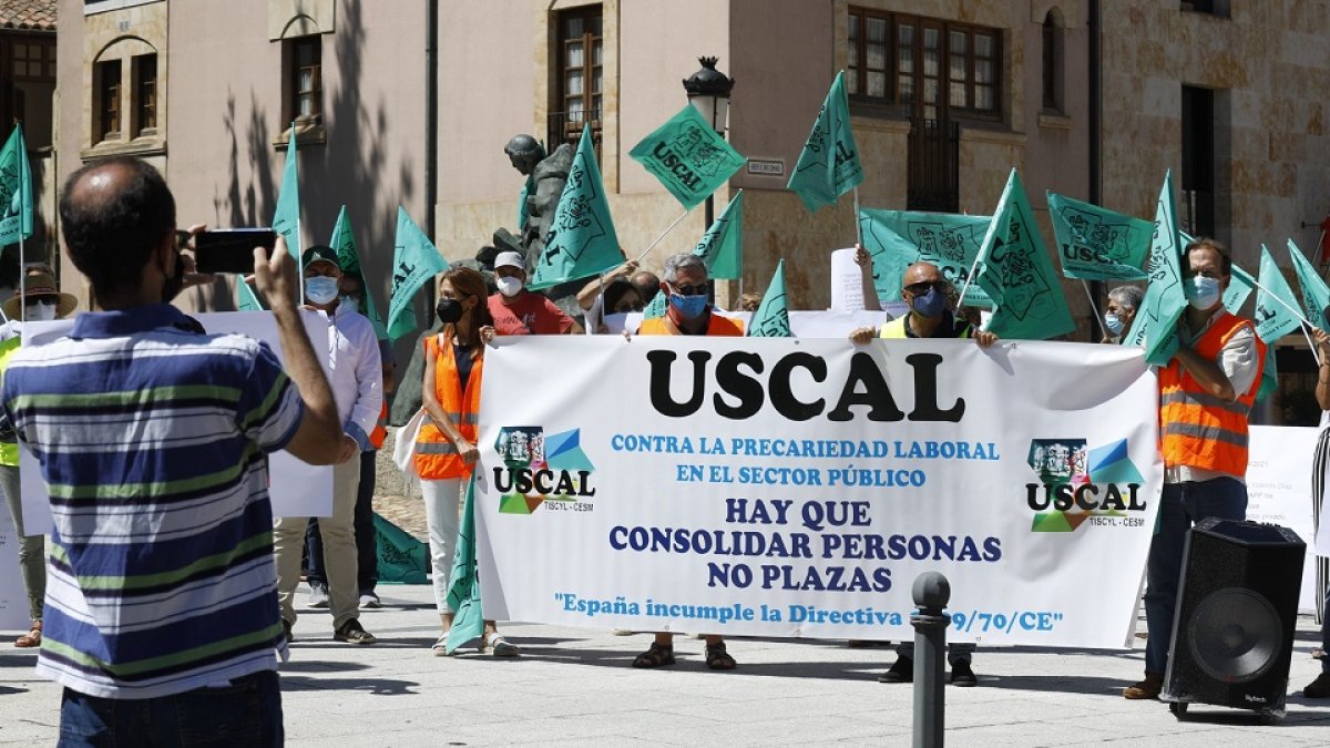 Representantes sindicales de la Unión Sindical de Castilla y León (Uscal) se concentran frente al Convento de San Esteban, durante la Conferencia de Presidentes. - ICAL