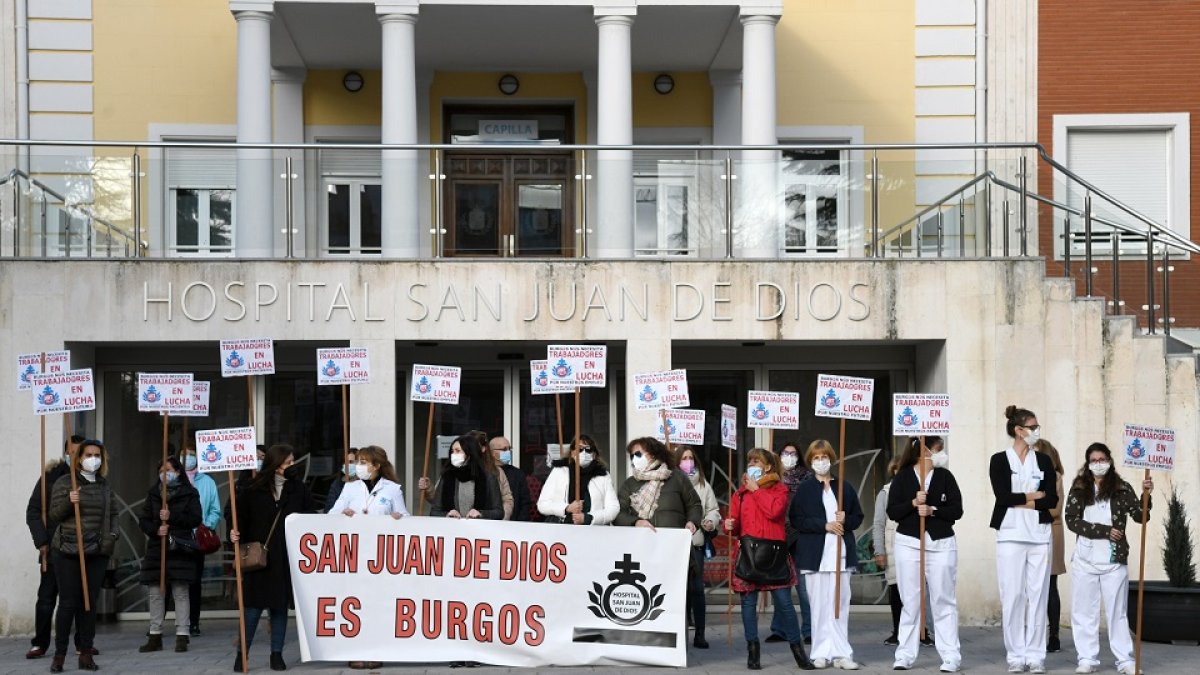 Concentración de los trabajadores del Hospital San Juan de Dios de Burgos. ICAL