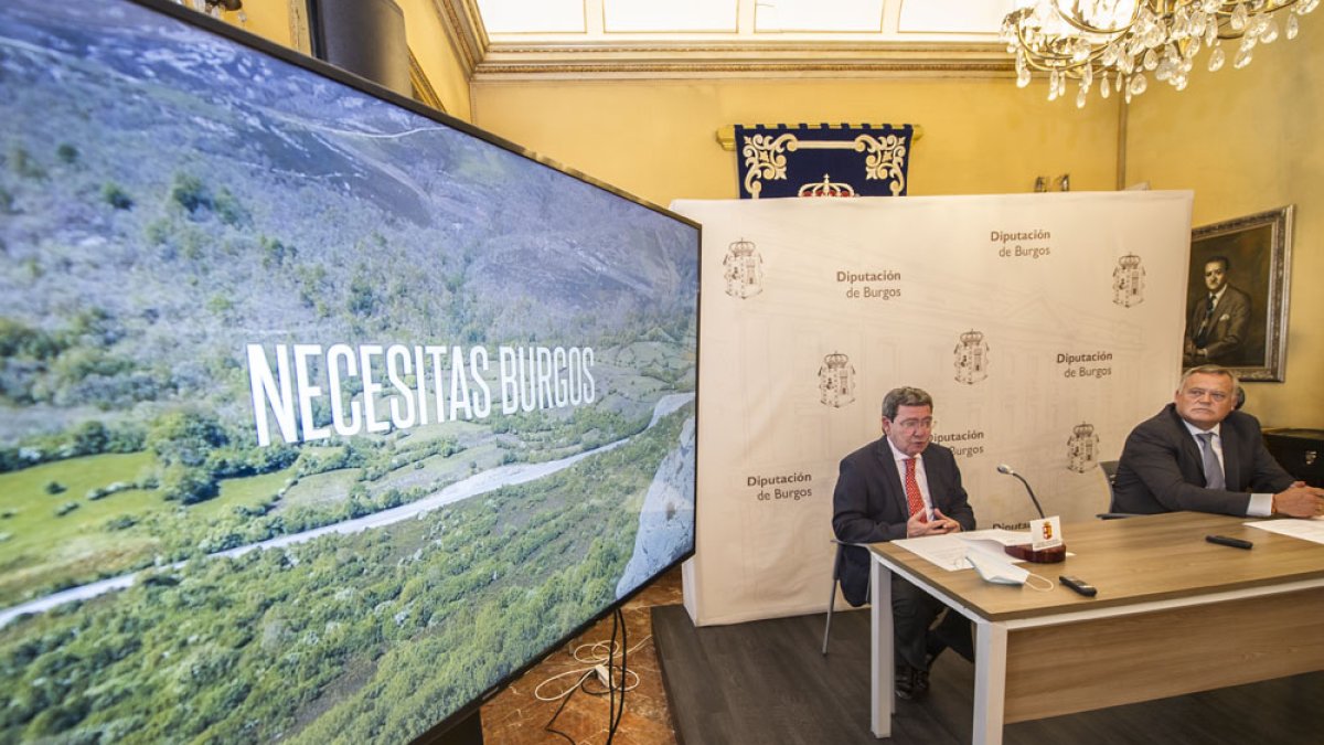 César Rico (i.) y Lorenzo Rodríguez (d.) presentaron ayer esta nueva campaña en la que se promocionan los enclaves naturales burgaleses. I. L. M.