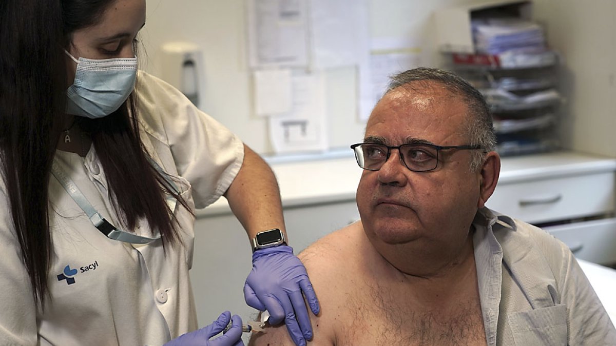 El consejero de Sanidad, Alejandro Vázquez, recibe la vacuna antigripal en el marco de la campaña autonómica 2023. ICAL