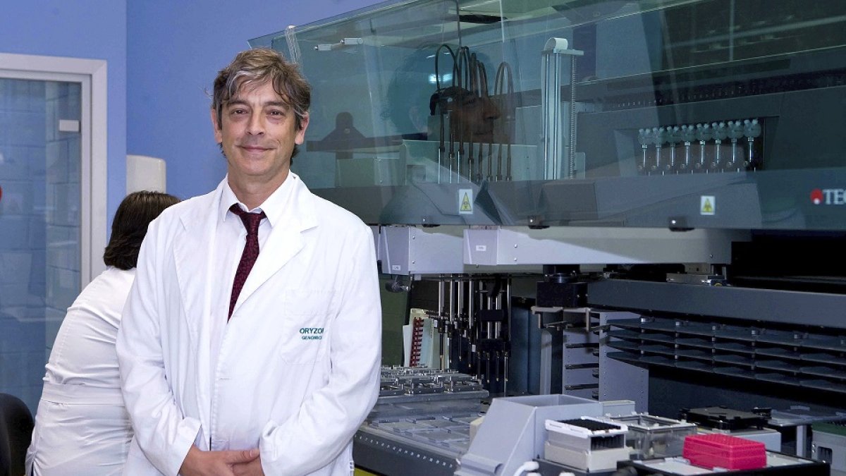 Carlos Buesa, CEO y fundador de la compañía biofarmacéutica española Oryzon, en sus laboratorios. EL MUNDO