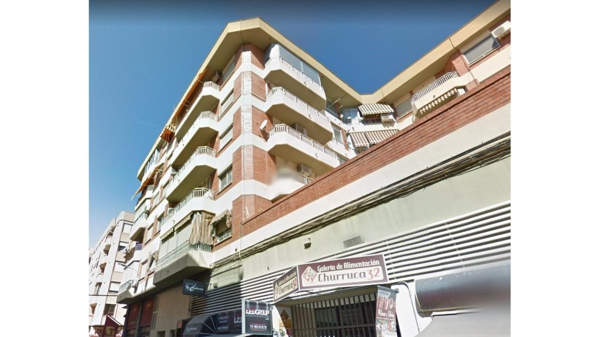 La vivienda se sitúa en la segunda planta de este edificio de la calle Arquitecto Morell de Alicante. - GRS