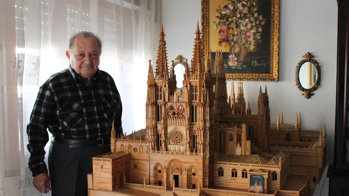 El artesano Paco Rey con la catedral de Burgos en el salón de su casa de Pontevedra. TREINTAYSEIS