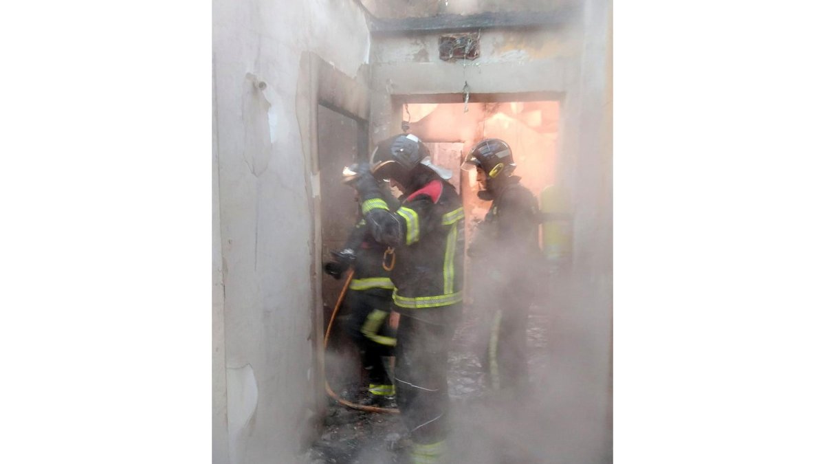 Los Bomberos de León sofocando un incendio en una vivienda de Saludes de Castroponce. -ICAL