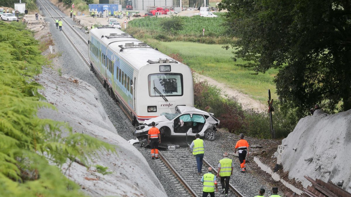 Vista del choque del tren a un coche en un paso a nivel en Lugo.- EUROPA PRESS
