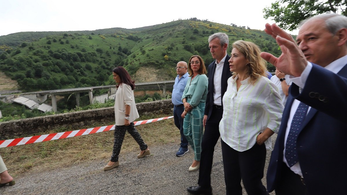 La ministra de Transportes, Raquel Sánchez, visita el derrumbe de la A6 en la localidad del Castro, en el municipio de Vega de Balcarce (León).- ICAL