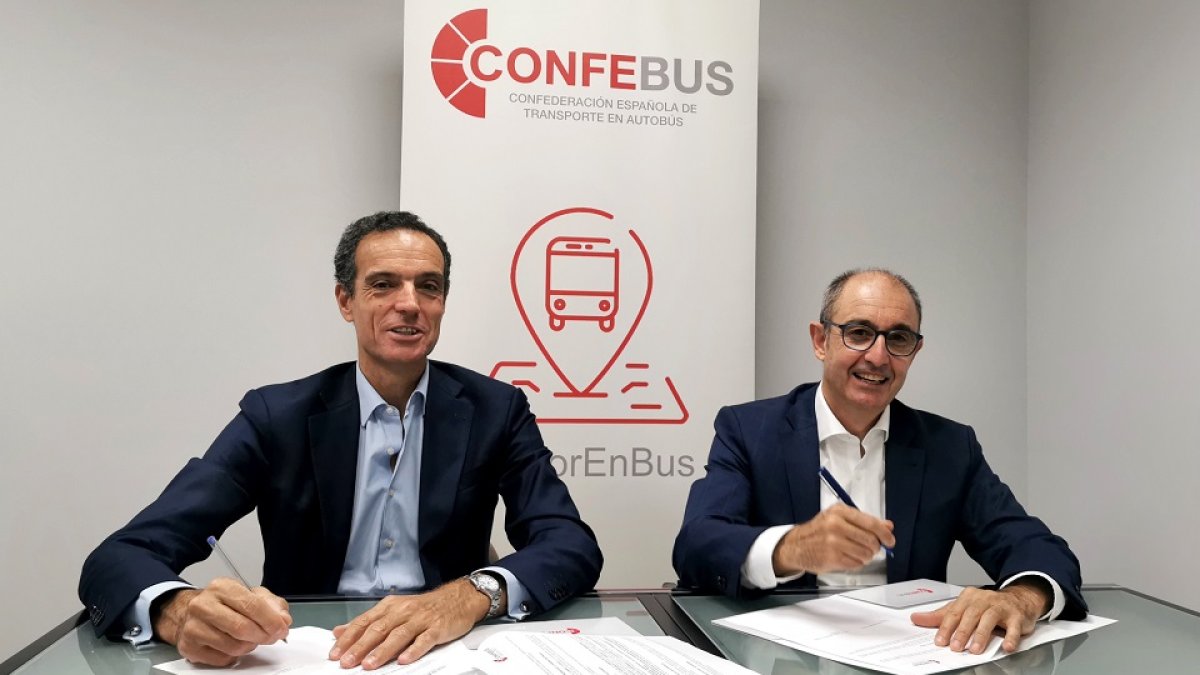 El director general de Iberaval, Pedro Pisonero, y el presidente de CONFEBUS, Rafael Barbadillo, firman el acuerdo de colaboración. - ICAL