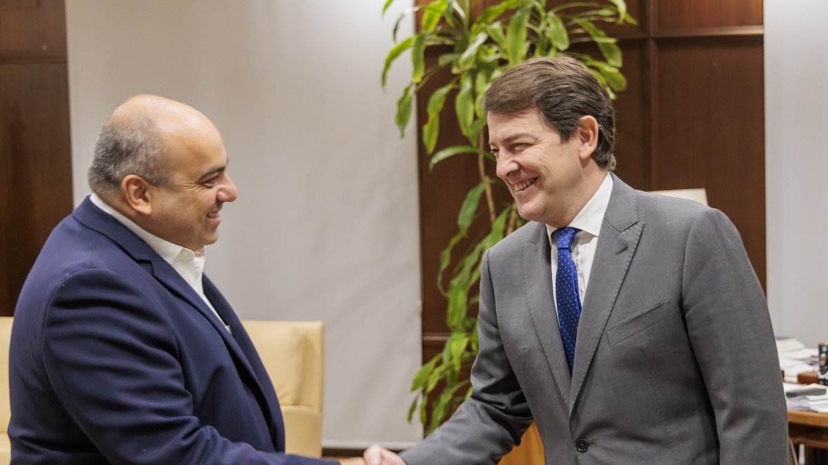 El presidente de la Junta de Castilla y León, Alfonso Fernández Mañueco, mantiene una reunión con Mehmet Ilkin, socio de Afendis y miembro del Consejo de Cerealto Siro Foods. Ical
