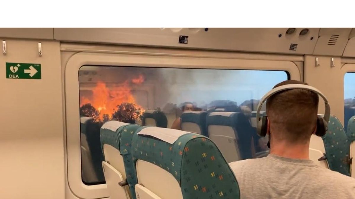 Fuego de Losacio en Zamora visto desde el tren antes de ser cortado el AVE Madrid-Galicia. E. M.
