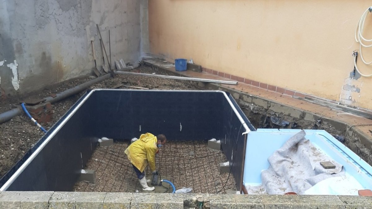 Trabajos de construcción de una piscina esta semana en una finca particular en la provincia de Palencia. EM