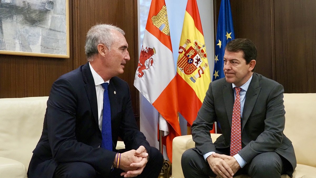 El presidente de la Junta de Castilla y León, Alfonso Fernández Mañueco, mantiene un encuentro con el alcalde de Segovia, José Mazarías Pérez. -ICAL