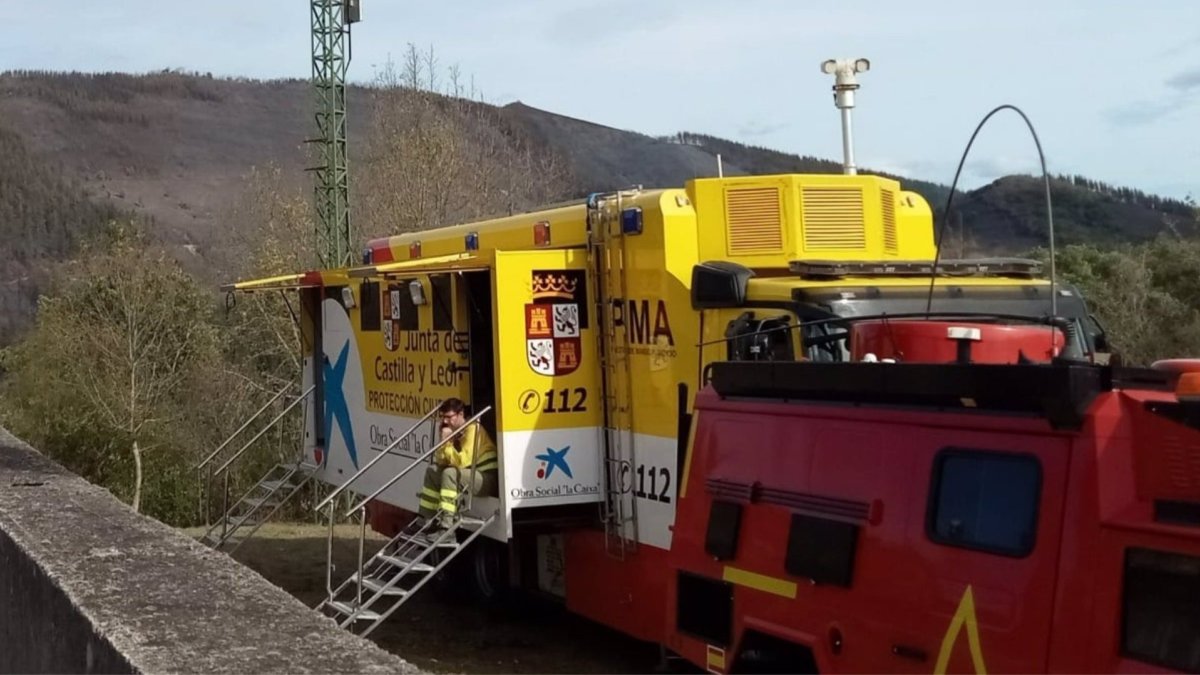 Imagen de uno de los vehículos del operativo que trabaja para apagar las llamas en Valle de Mena, Burgos. -EP